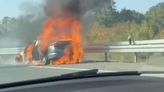 Drama na autoputu u Srbiji: Vatra progutala automobil