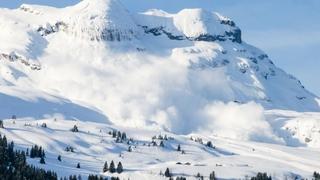 Lavina zatrpala skijaša u Sloveniji