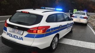 Policajac otišao na Plitvice, sakrio se u službeni automobil pa s prijateljem šmrkao kokain