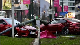 Snimak sa lica mjesta pokazuje razmjere nesreće: Automobilom izvalio stub ulične rasvjete 