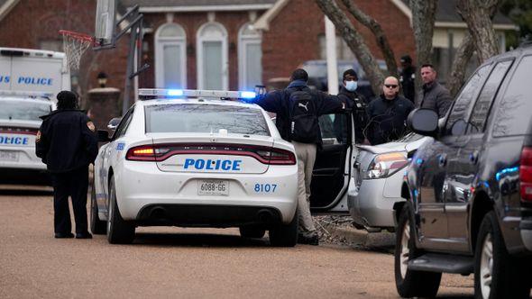 Members of the Memphis Police Department work a crime scene in Memphis - Avaz