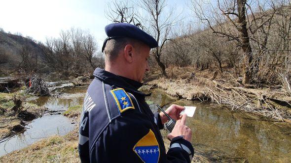 Na samoj obali rijeke koju, ako preskočimo, ulazimo u Hrvatsku graničari pronašli iskaznicu - Avaz