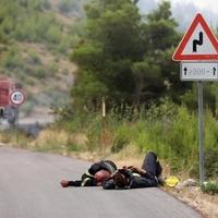 Nakon borbe s požarom: Premoreni vatrogasci zaspali na cesti kod Tučepa