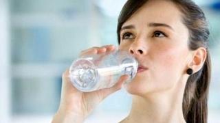 Ljekar upozorava da se ne pije voda iz plastičnih flaša, posebno po vrućini
