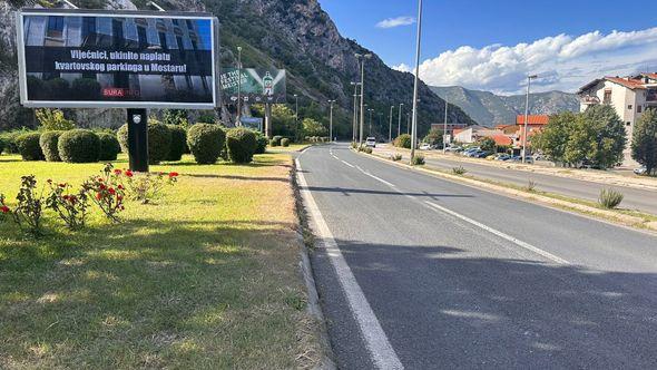 Bilbord s porukom vijećnicima - Avaz