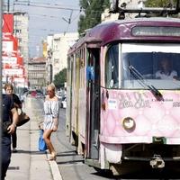 Usljed visokih temperatura u  tramvaju pozlilo putniku