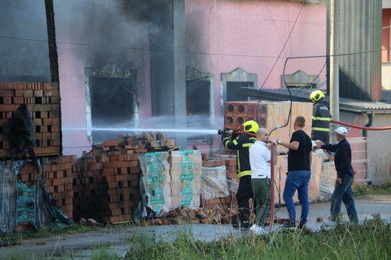 Gorjelo skladište u Srebreniku - Avaz