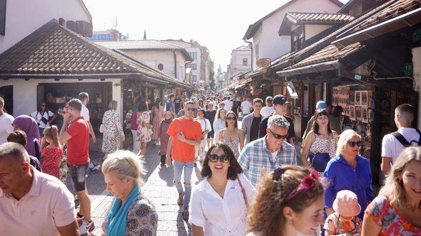 Turisti uživaju na Baščaršiji - Avaz