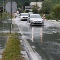 Zbog izlijevanja bujičnih potoka, obustavljen saobraćaj na regionalnom putu u mjestu Derventa