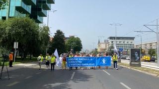 Mirna šetnja u Sarajevu: Zdravstveni radnici na ulicama traže isplatu jednokratne novčane pomoći