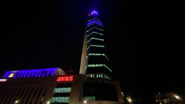 "Avaz Twist Tower" u plavoj boji  - Avaz