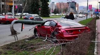 BMW-om izletio s ceste, pa izvalio stub ulične rasvjete