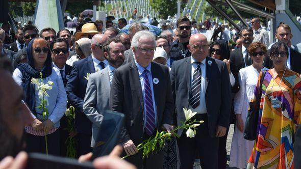 Zvaničnici položili cvijeće na Memorijalni kamen - Avaz