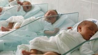 U Općoj bolnici "Prim. dr. Abdulah Nakaš" rođeno sedam, u Kantonalnoj bolnici Zenica četiri bebe 
