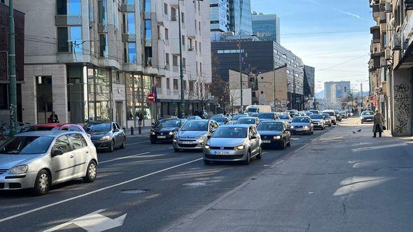 Saobraćaj reguliše policija - Avaz