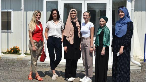 Šejla, Melinda, Džejna, Amina, Lela i Ferida - Avaz