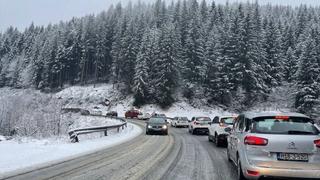 Snijeg uzrokovao kolaps na cestama u BiH