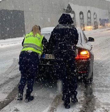 Policija pomagala vozaču  - Avaz