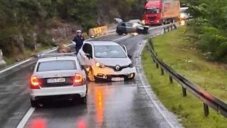 Teška nesreća kod Maglaja nakon odrona: Četiri osobe povrijeđene, saobraćaj obustavljen