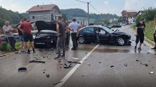 Saobraćajna nesreća u Velikoj Kladuši, dijelovi automobila rasuti po cesti