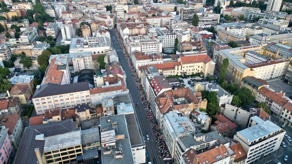 Brojni građani na protestu - Avaz