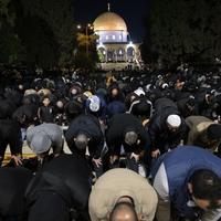 Hiljade vjernika klanjalo teravih-namaz u Al-Aksi uprkos izraelskim ograničenjima