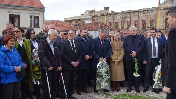 Sa obilježavanja na Šehitlucima: Položeno cvijeće - Avaz