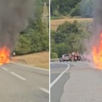 Video / Na Bradini izgorio automobil: Pogledajte kako je vatra progutala vozilo