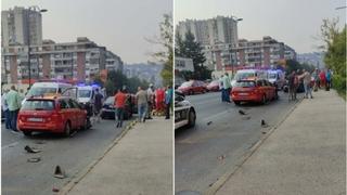 Saobraćajna nesreća kod zgrade Vlade FBiH: Policija i Hitna pomoć na terenu, dijelovi automobila rasuti po cesti