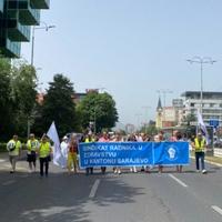 Mirna šetnja u Sarajevu: Zdravstveni radnici na ulicama traže isplatu jednokratne novčane pomoći