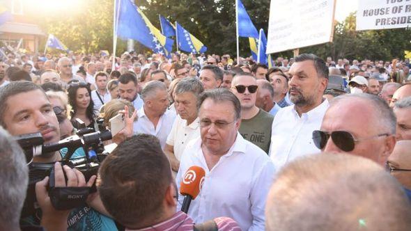 Funkcioneri stranaka okupljenih oko Bećirovića na protestima - Avaz