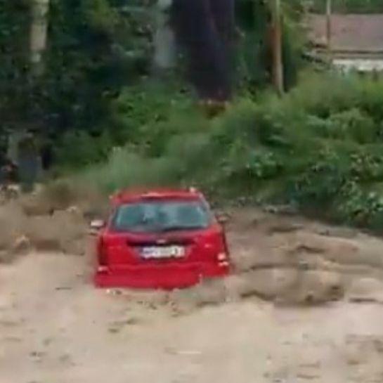 Video / Dijelovi Novog Pazara pod vodom, bujica nosi sve pred sobom