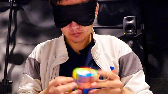 University of Michigan student Stanley Chapel solves a Rubik's Cube while blindfolded - Avaz