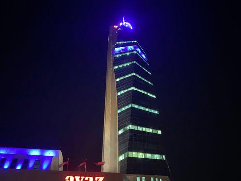 "Avaz Twist Tower" u plavoj boji  - Avaz