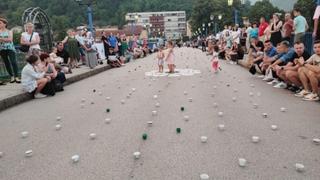 Performans "Nema te na kahvi", uz zvuke "Srebreničkog inferna", za žrtve genocida u Srebrenici