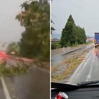 Video / Snažno nevrijeme u Doboju: Vjetar lomio stabla i grane, otežan saobraćaj