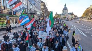 Stotine ljudi u Štokholmu protestovalo protiv izraelskih napada na Gazu i Liban
