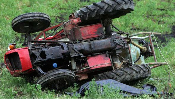 Prevrnuo se traktor u šumi - Avaz