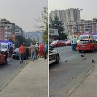 Saobraćajna nesreća kod zgrade Vlade FBiH: Policija i Hitna pomoć na terenu, dijelovi automobila rasuti po cesti