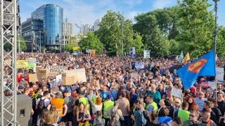 Peti protest "Srbija protiv nasilja": Zatvoren saobraćaj ispred Skupštine, ori se "Vučiću odlazi"