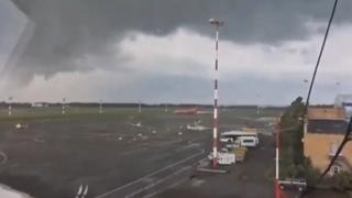 Video / Tornado pogodio Rusiju: Pojavio se snimak, avione je bacao oko aerodroma