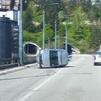 Saobraćajna nesreća na Ciglanama: Automobil se prevrnuo, vozač povrijeđen 