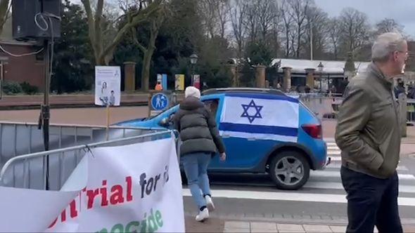 Grupa propalestinskih demonstranata - Avaz