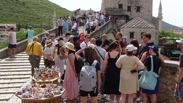 Stari most: Neprimjereni sadržaji - Avaz