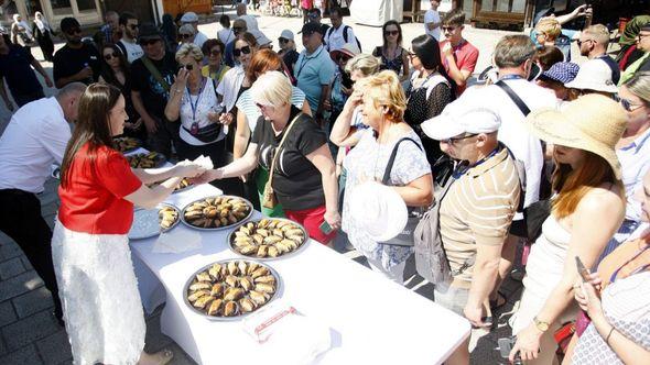 Podjela baklava - Avaz