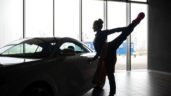 A ballet dancer warms up before an open rehearsal at the Audi automobile factory in Gyor, Hungary, - Avaz