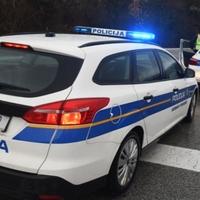 Policajac otišao na Plitvice, sakrio se u službeni automobil pa s prijateljem šmrkao kokain