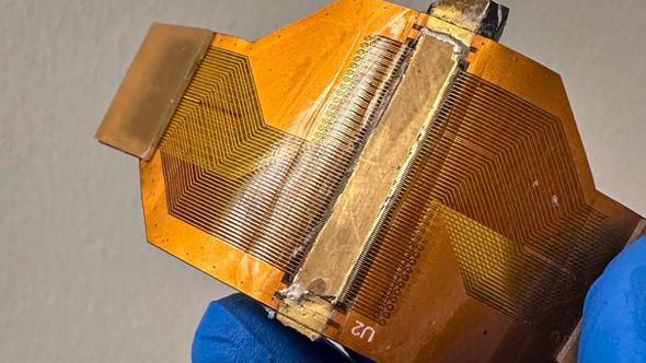 Istraživači su precizno proizveli 128 minijaturnih pretvarača koje su ugradili u čip veličine 25 milimetara - Avaz