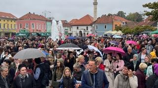 Mirni protesti na Trgu slobode u Tuzli: "I ti možeš biti ta osoba"