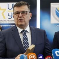 Tegeltija uručio digitalni kvalifikovani potpis ministru Forti